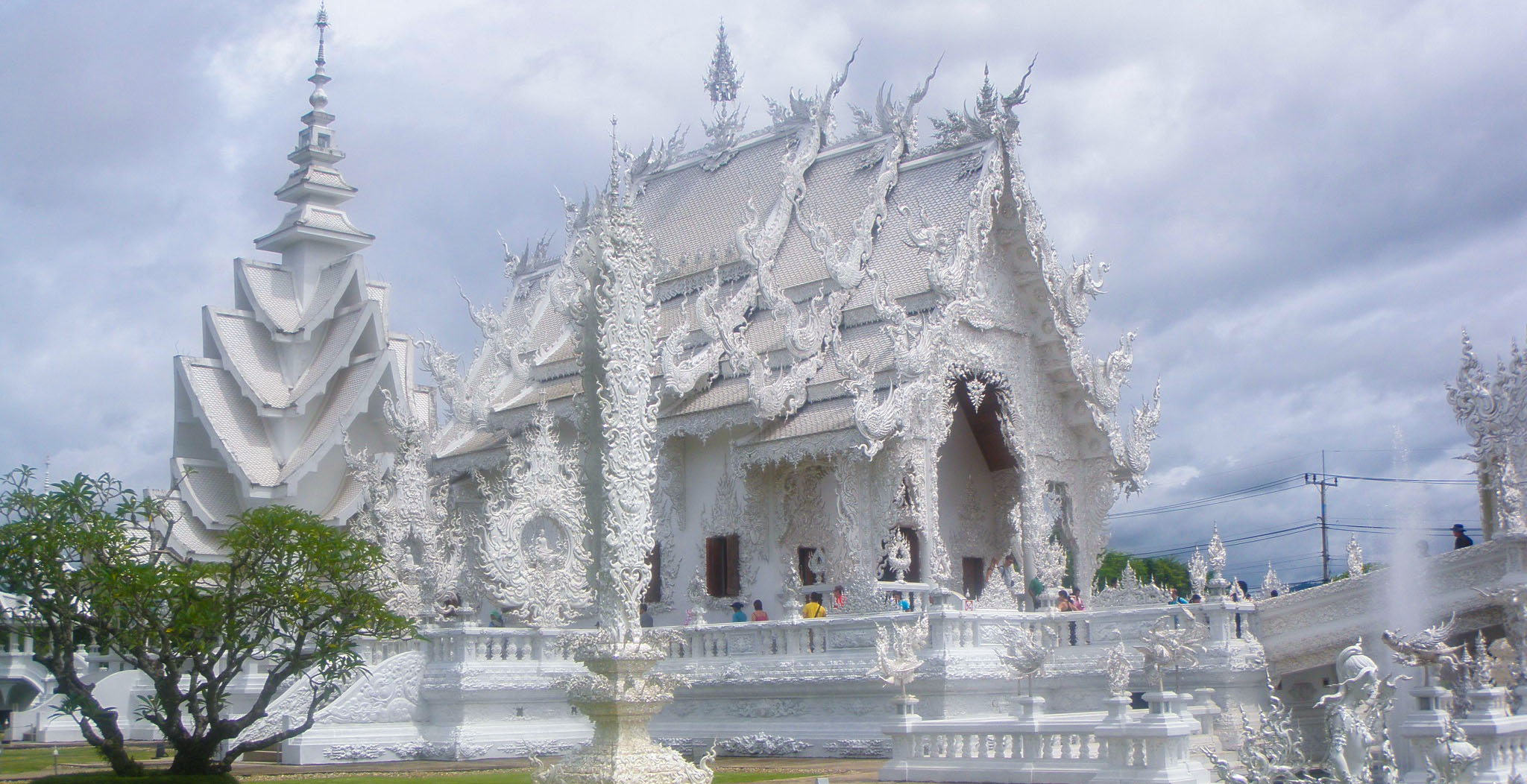 Chiang Rai White Temple.jpg